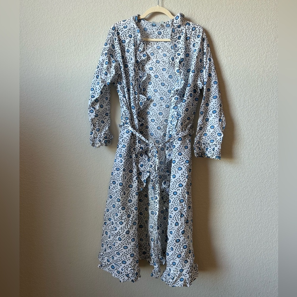 Julia Amory Lightweight Ruffle Hem Robe in Blue/White Floral Block Print, Size S